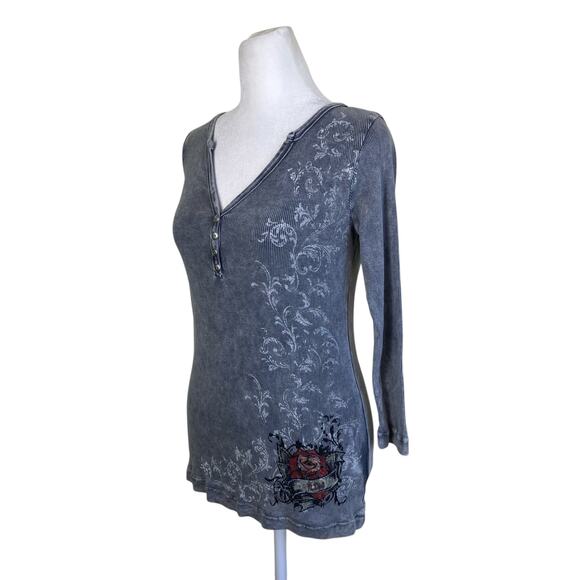 One World Sz L Vtg Y2K Grunge Rose Graphic Print Henley Top 3/4 Grey Distressed - Picture 5 of 16